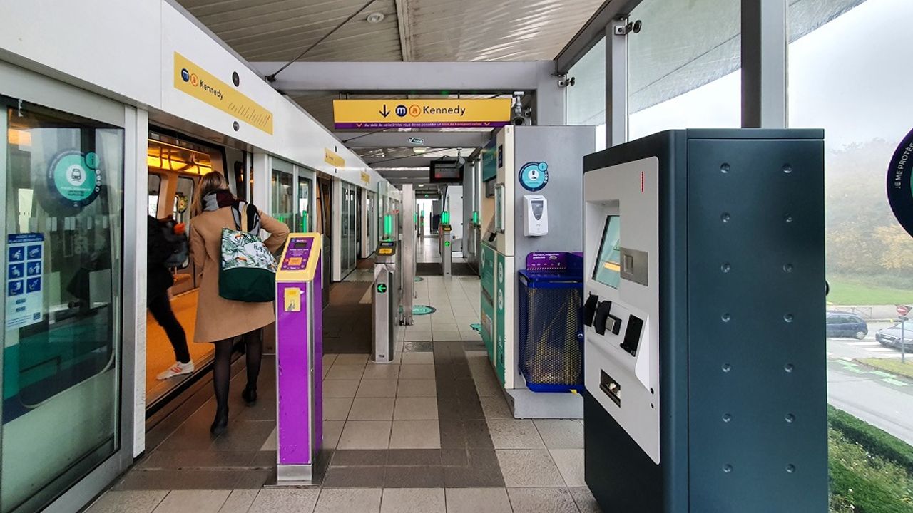 Personne qui monte dans une rame de métro à la station Poterie.
