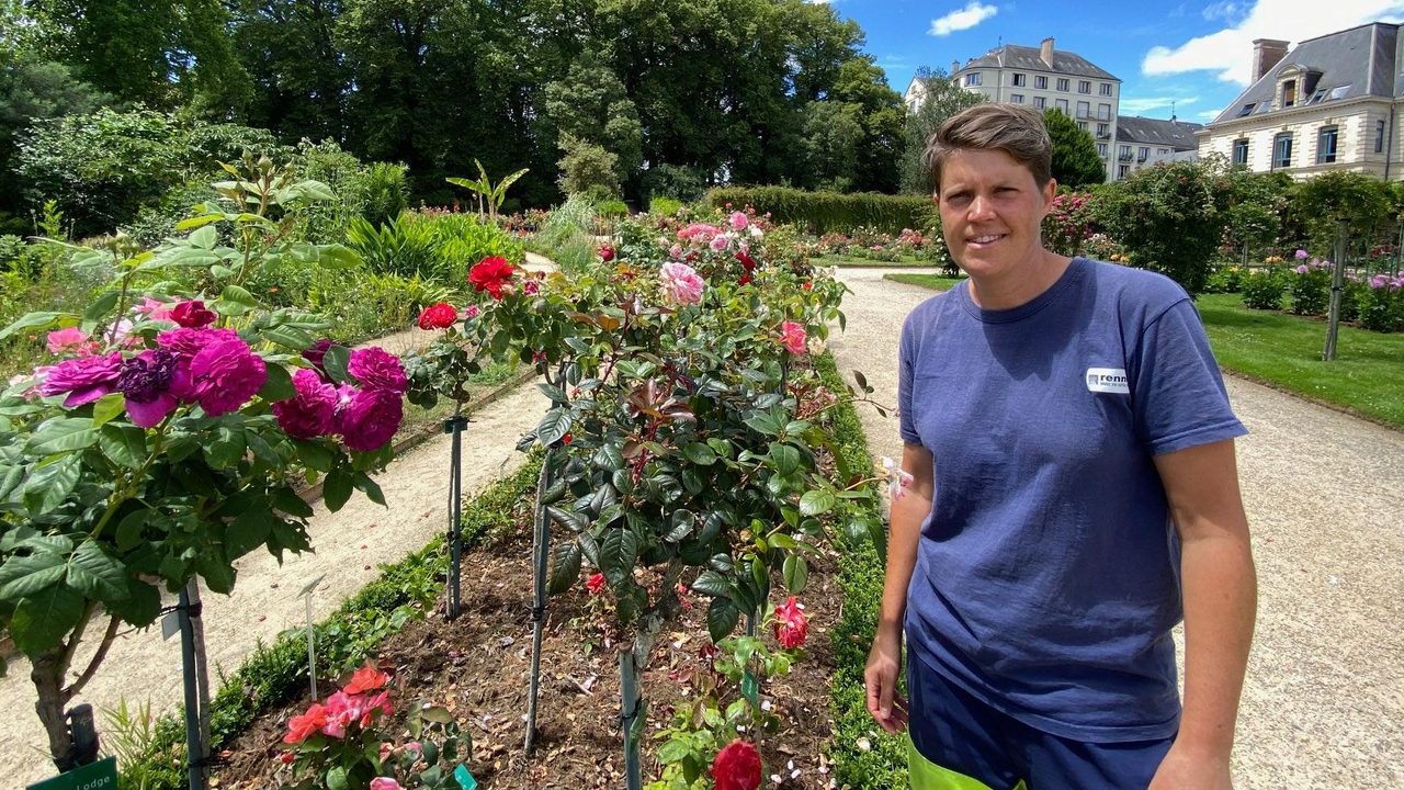 Une agente pose à côté des rosier dans le jardin du Thabor