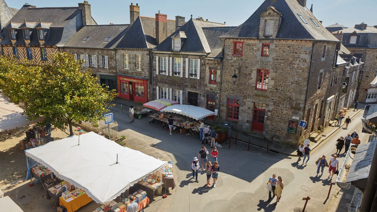 La rue de la Filanderie avec, tout à gauche, le logis de la Filanderie reconnaissable à ses pans de bois.