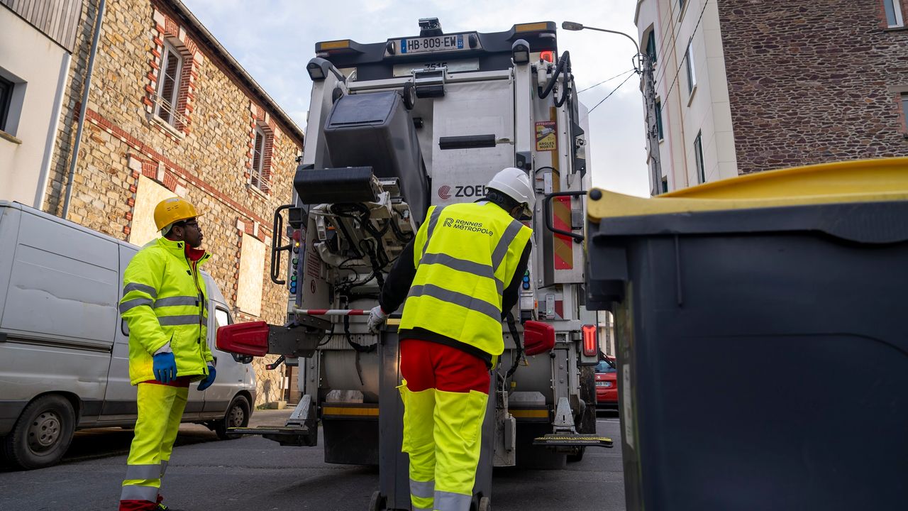 Un camion de collecte dans une rue de Rennes.