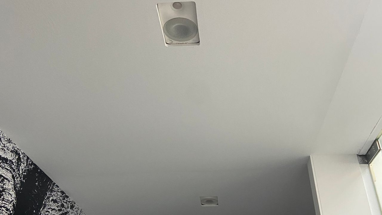 Enceintes au plafond de l'entrée