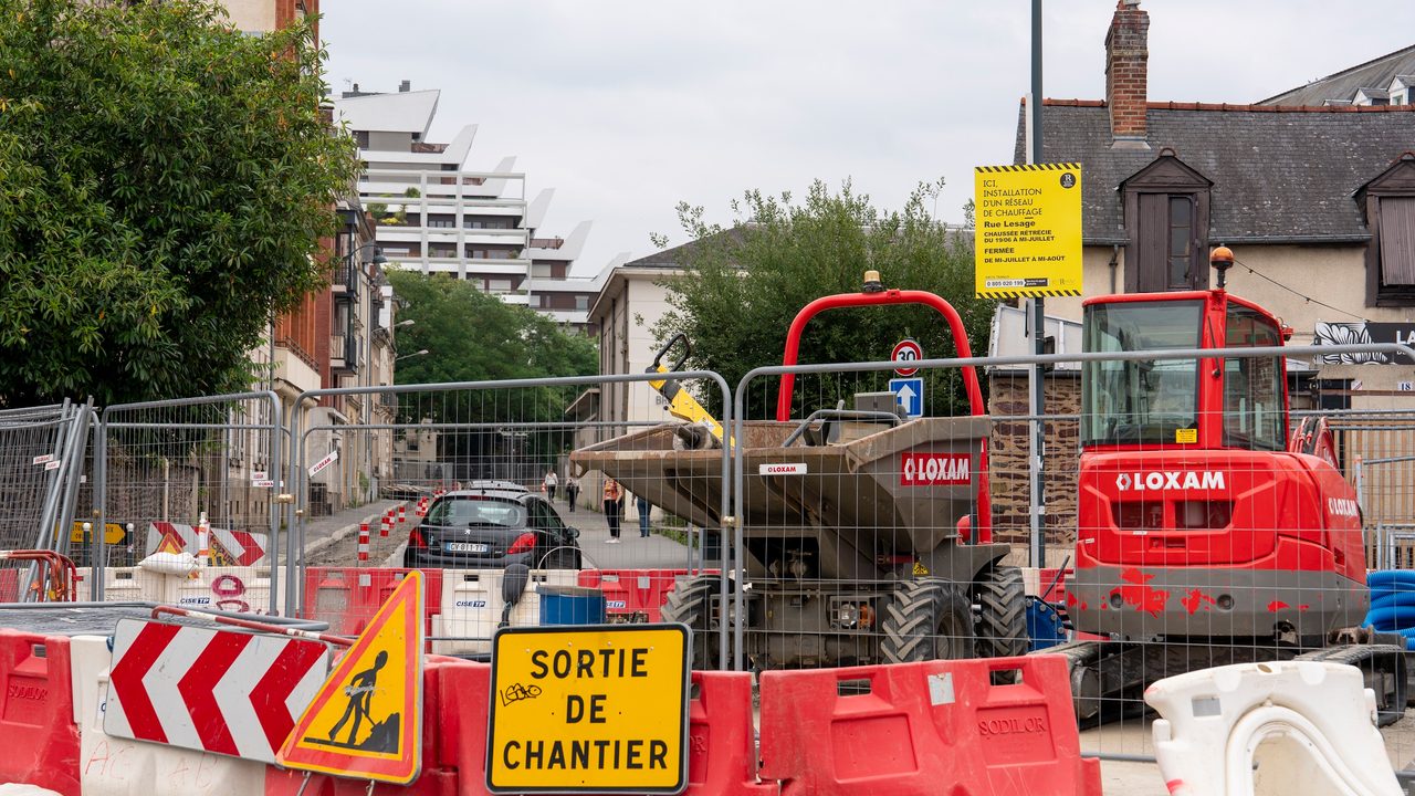 Travaux dans une rue à Rennes. Des panneaux de chantiers en premier plan.