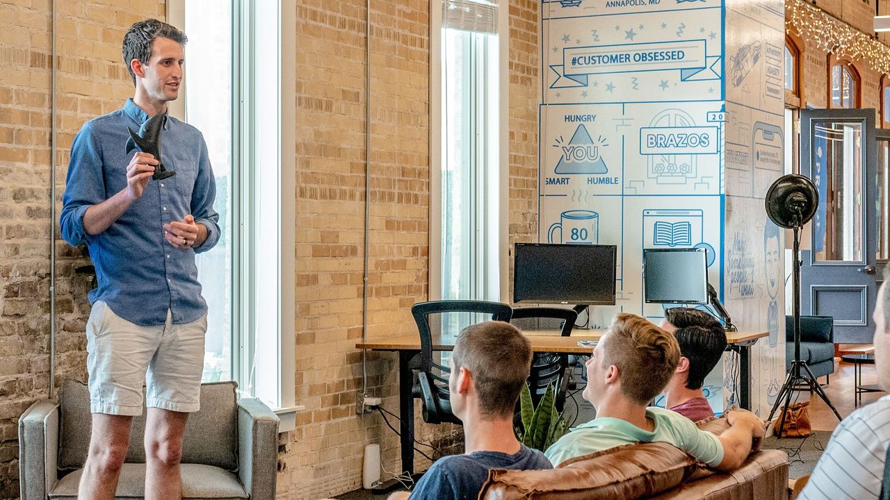 Groupe de salarié en train de brainstormer