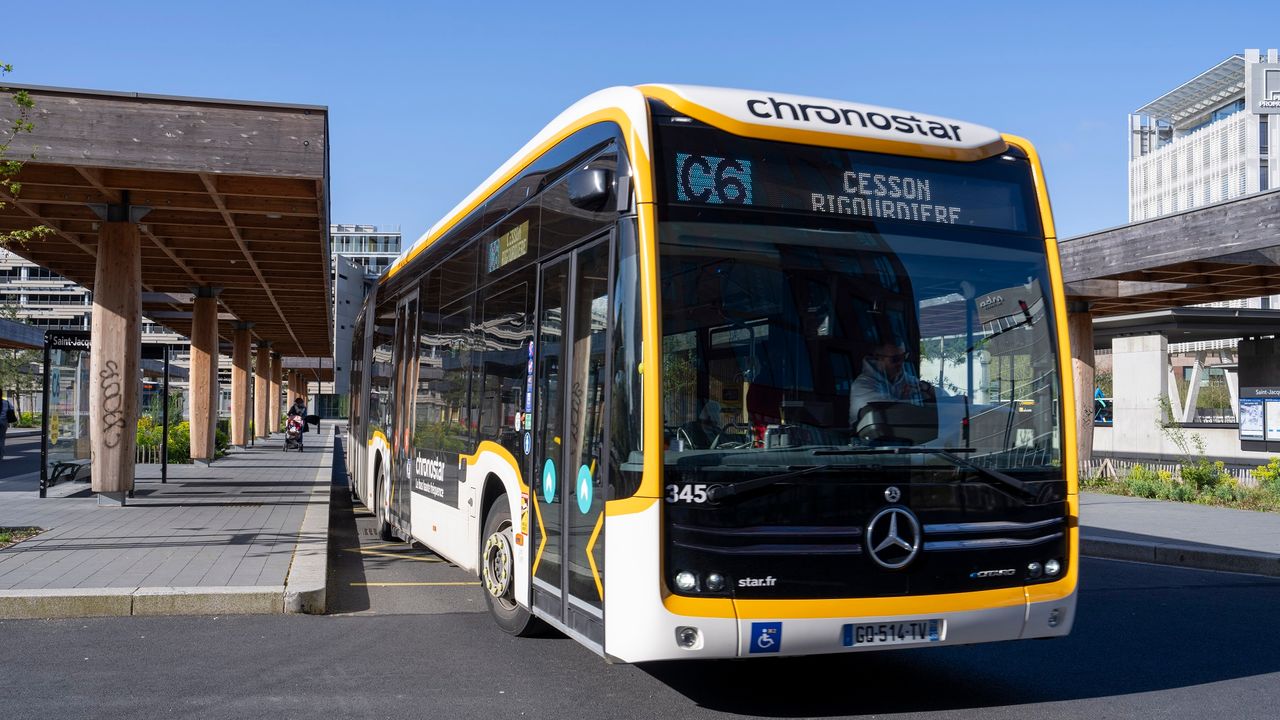 Un bus électrique du réseau Star quitte l’arrêt terminus du métro à Saint-Jacques-de-la-Lande.