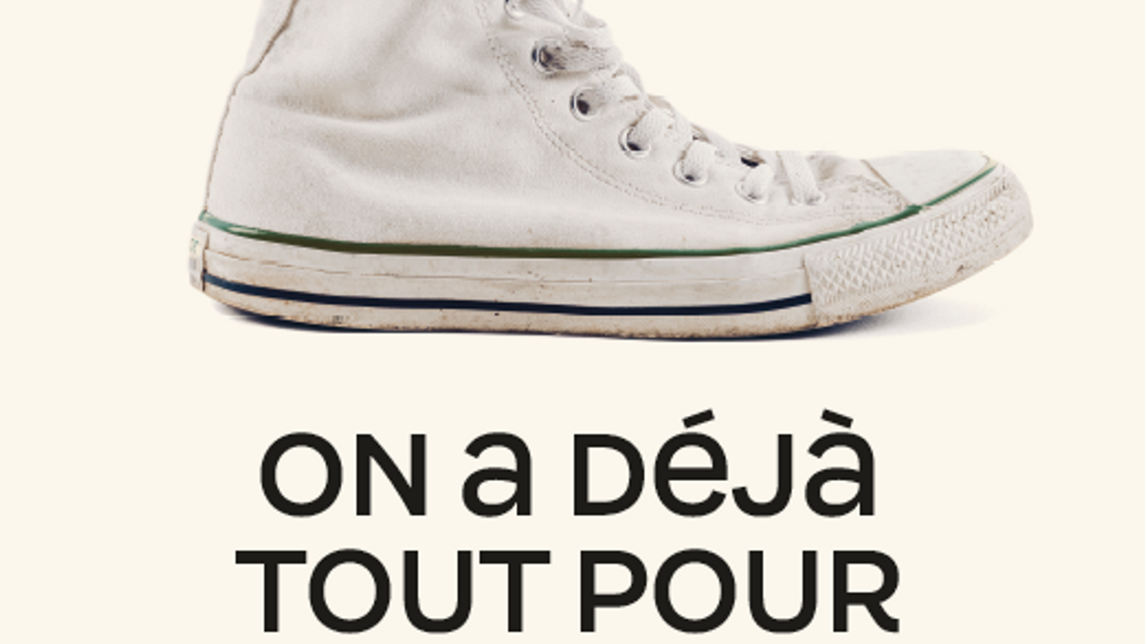 Une basket est présentée sur la campagne pour promouvoir la marche a pied