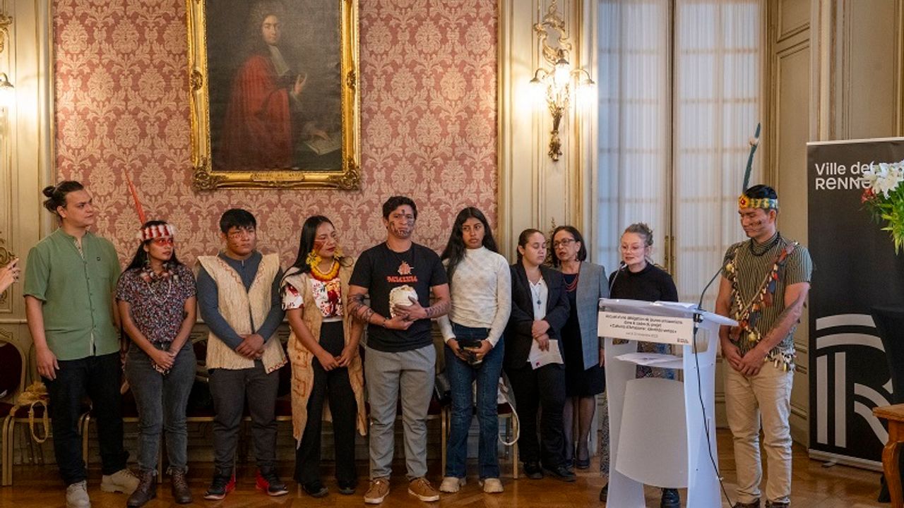 Photo d’une délégation de jeunes Amazoniens reçus à l’hôtel de ville de Rennes.