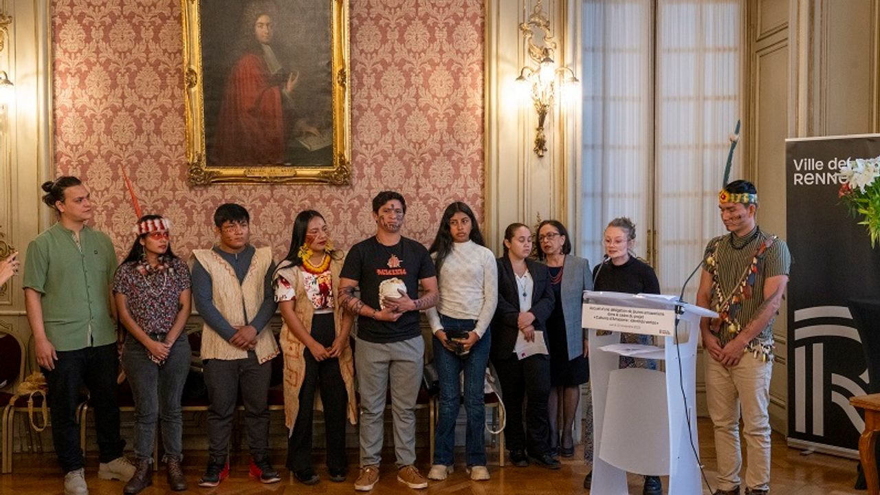 Photo d’une délégation de jeunes Amazoniens reçus à l’hôtel de ville de Rennes.