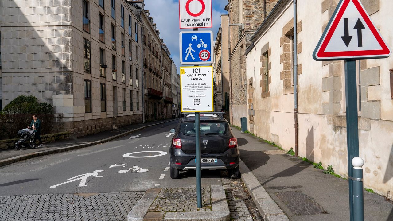 L’une des entrées de la zone à trafic limité (ZTL) en centre-ville, des panneaux et un marquage au sol indiquent la zone.