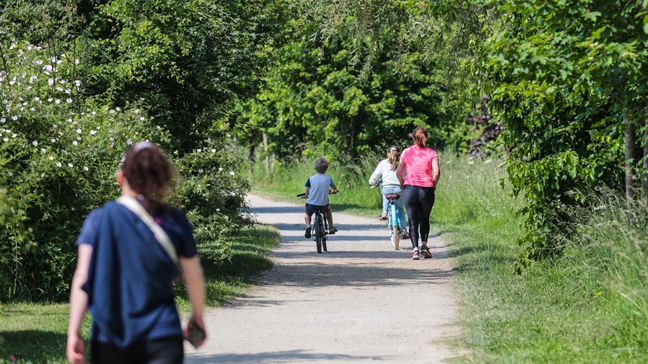 De personnes pratiquent la marche à pied aux prairies Saint-Martin à Rennes.