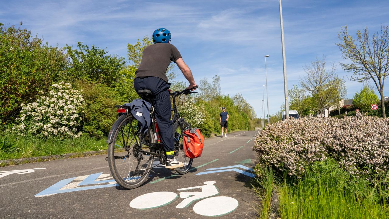 Cycliste sur une portion du réseau express vélo.