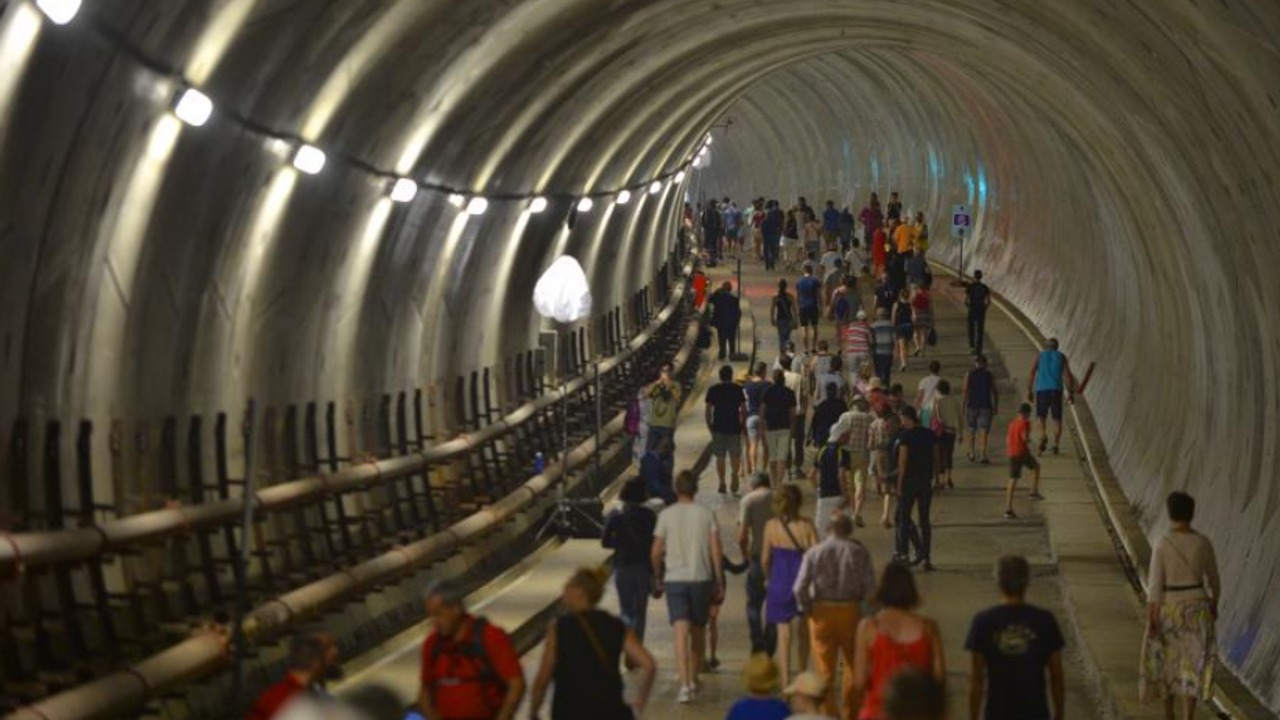 30 juin et 1er juillet 2018 : les habitants visitent une portion du tunnel, 14 800 personnes profitent de cette visite souterraine entre les stations Saint-Germain et Sainte-Anne.