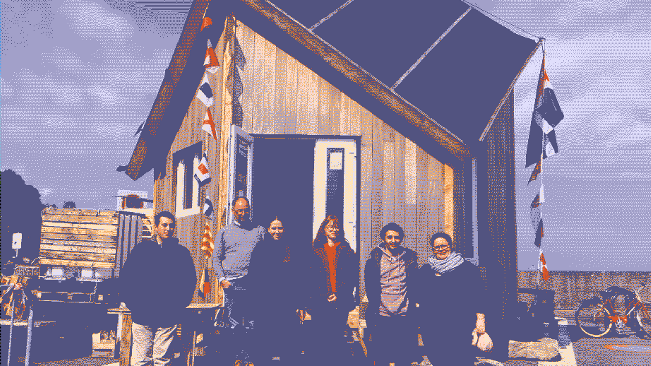 Les jeunes de la prépas avenir jeune de Saint-Malo devant la maison flottante