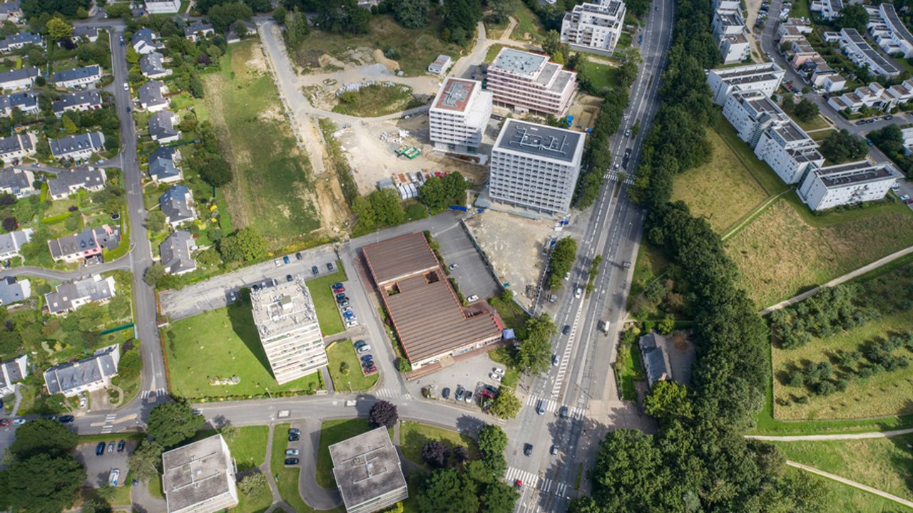 Vue de haut, prise à l'été 2023, du secteur du Haut-Sancé en cours d'aménagement, avec sur la droite une petite partie du parc du Landry.