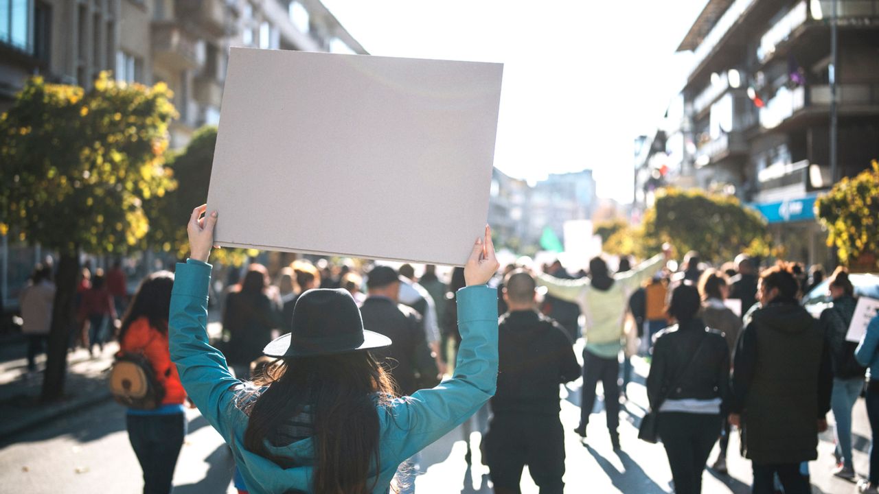 Des personnes en train de manifester.