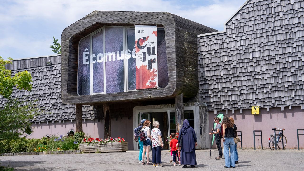 Vue de l'extérieur du bâtiment situé à l'entrée de l'Écomusée.