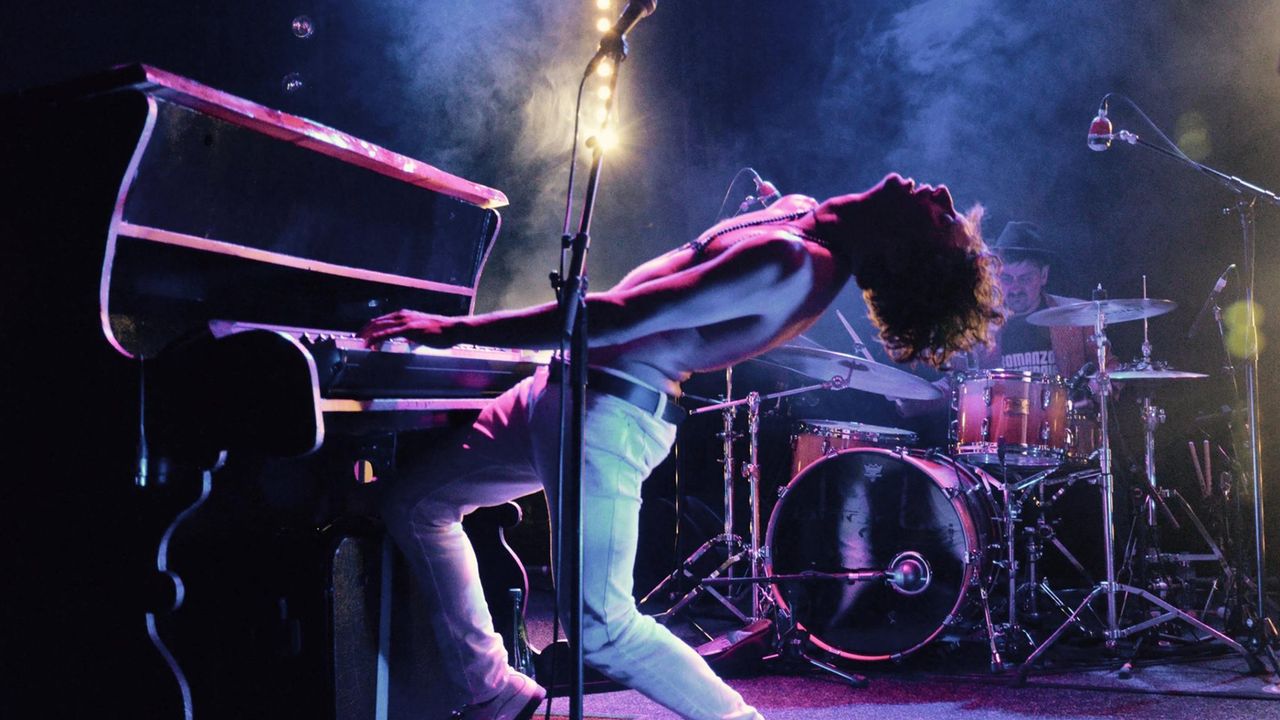 Un artiste en train de jouer du piano sur une scène