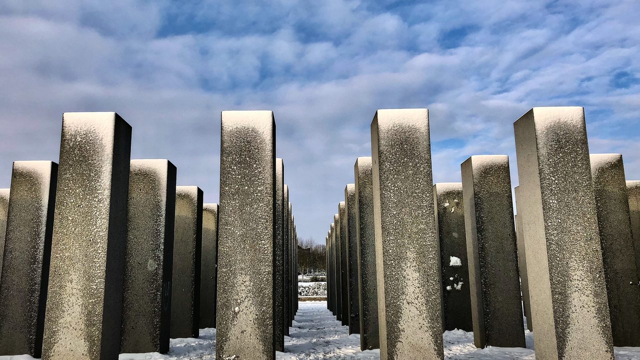 Vue de l’œuvre « L’Alignement du XXIe siècle » d’Aurélie Nemours. Celle-ci se compose de colonnes de granit verticales.