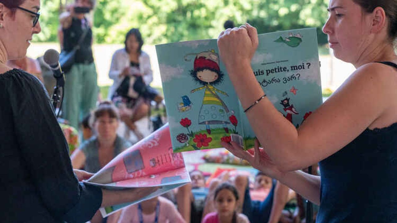 Deux femmes lisent chacune un livre à des enfants.