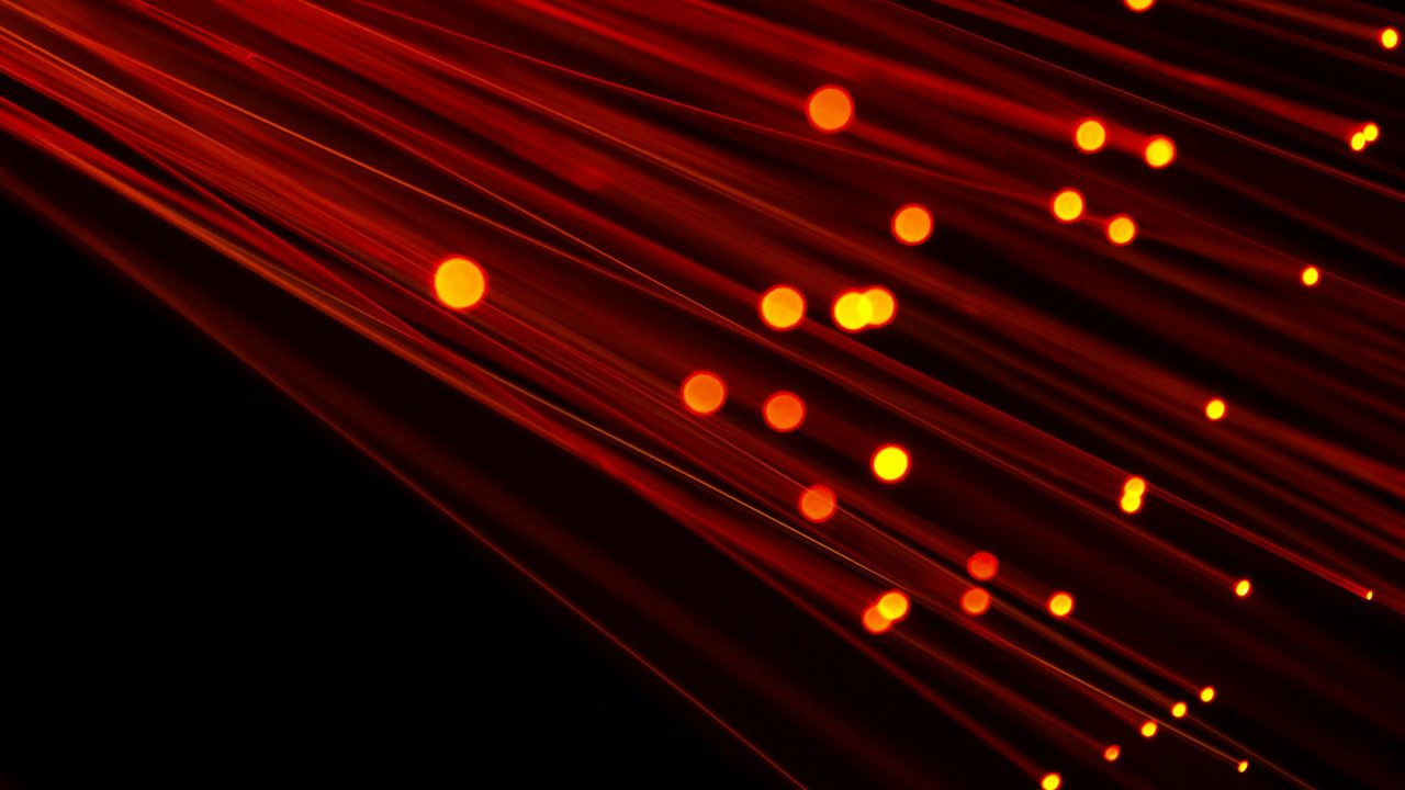 des fibres optiques rouges et oranges