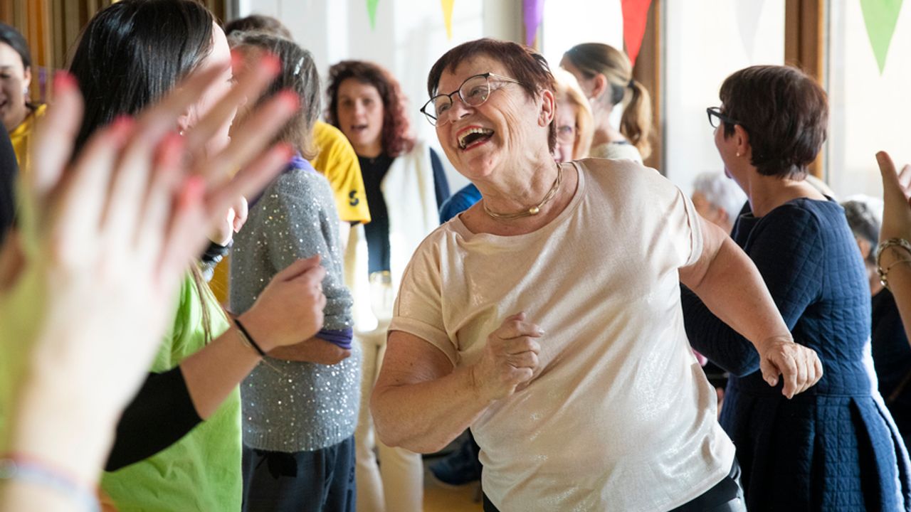 Des personnes dansent.