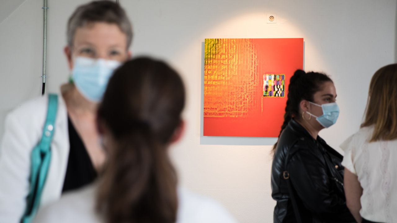 Des visiteurs découvrent l'exposition Empreintes/Emprunts dans une salle de l'Hôtel Pasteur