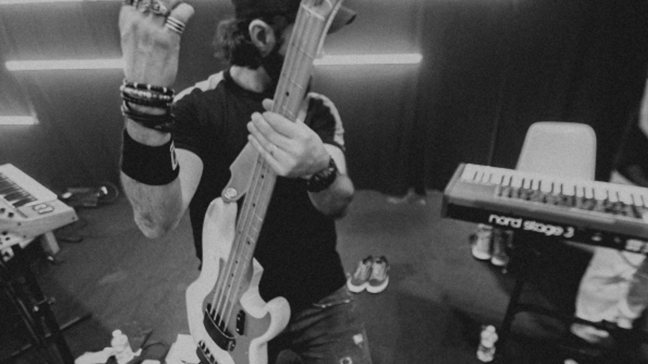 Personne bassiste à son concert.