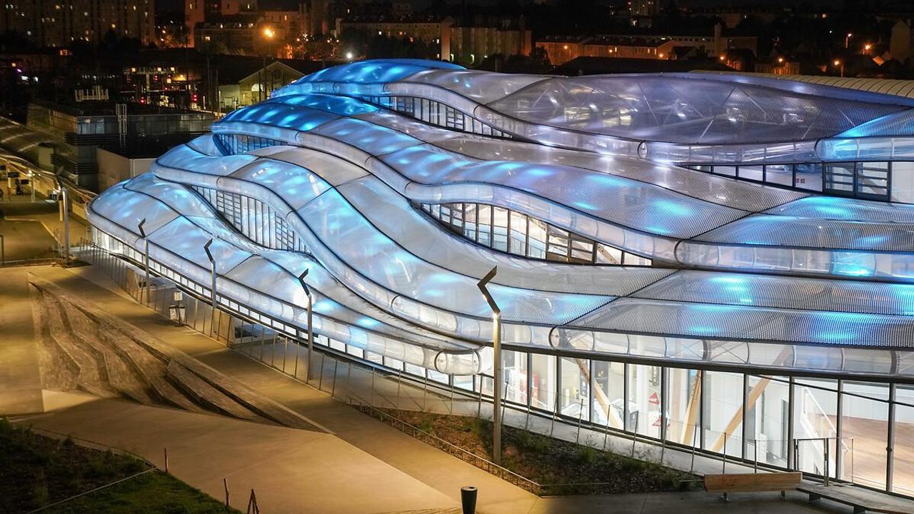 Photo de la nouvelle gare de Rennes éclairée de nuit.
