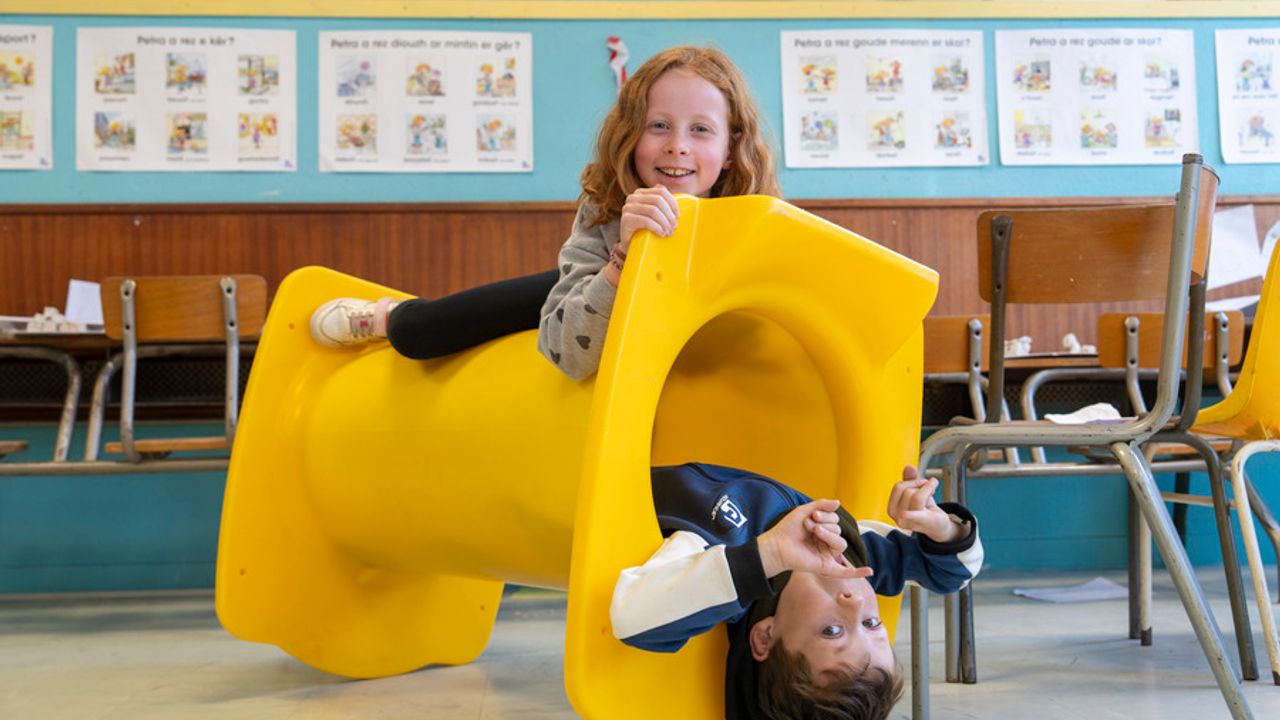 Deux enfants jouent dans le centre de loisirs 