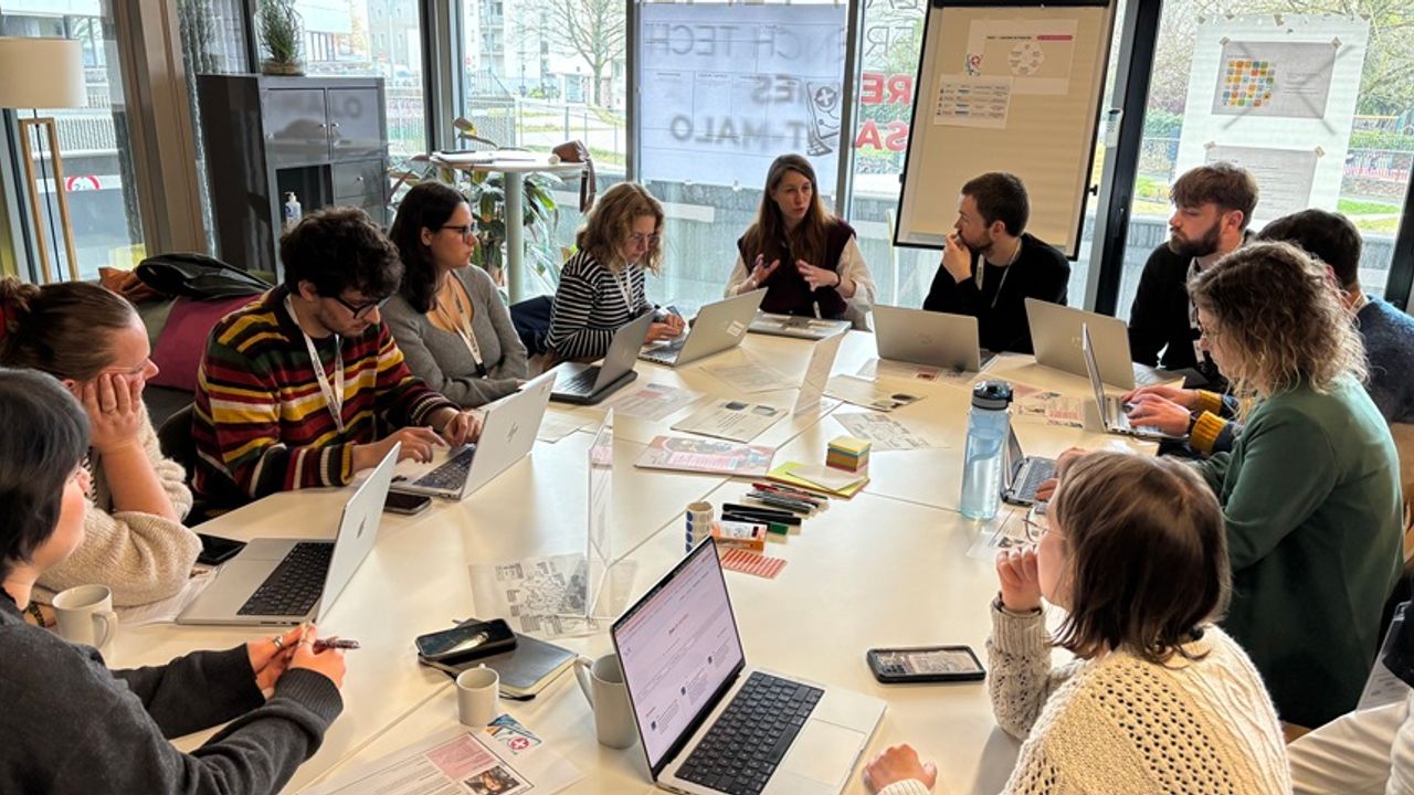 Photo du groupe de travail avec les 12 participants de la table "Qualité de l'air"
