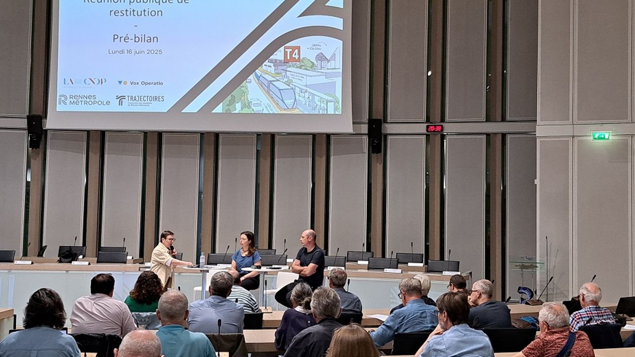 Groupe de personne qui assiste dans l'hémicycle de Rennes Métropole à la restitution de la concertation Trambus lignes T3/T4