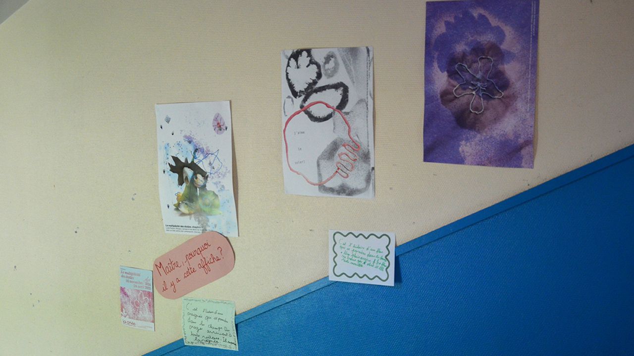 Les affiches de Margaux Janisset et Lucie Férézou sont accrochées sur les murs de l'escalier. Les élèves ont écrit des histoires pour les accompagner.