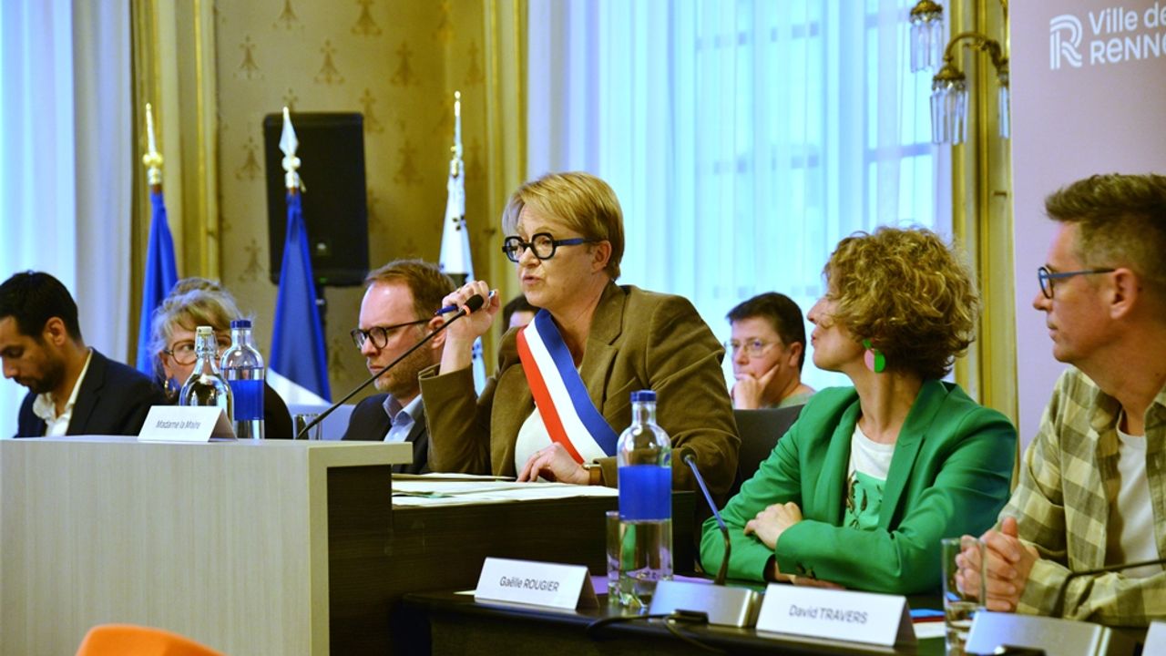 Nathalie Appérée siège au centre de la tribune avec l'écharpe tricolore sur l'épaule