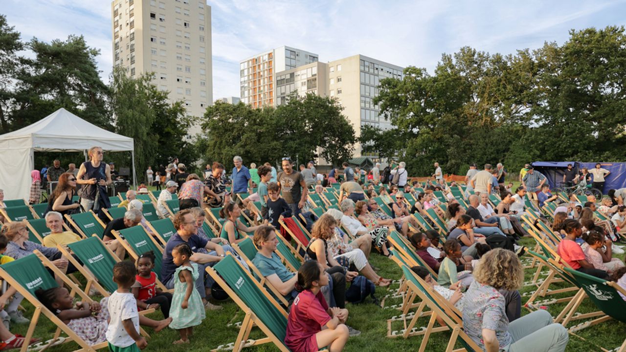 Des personnes sont assises sur des transats
