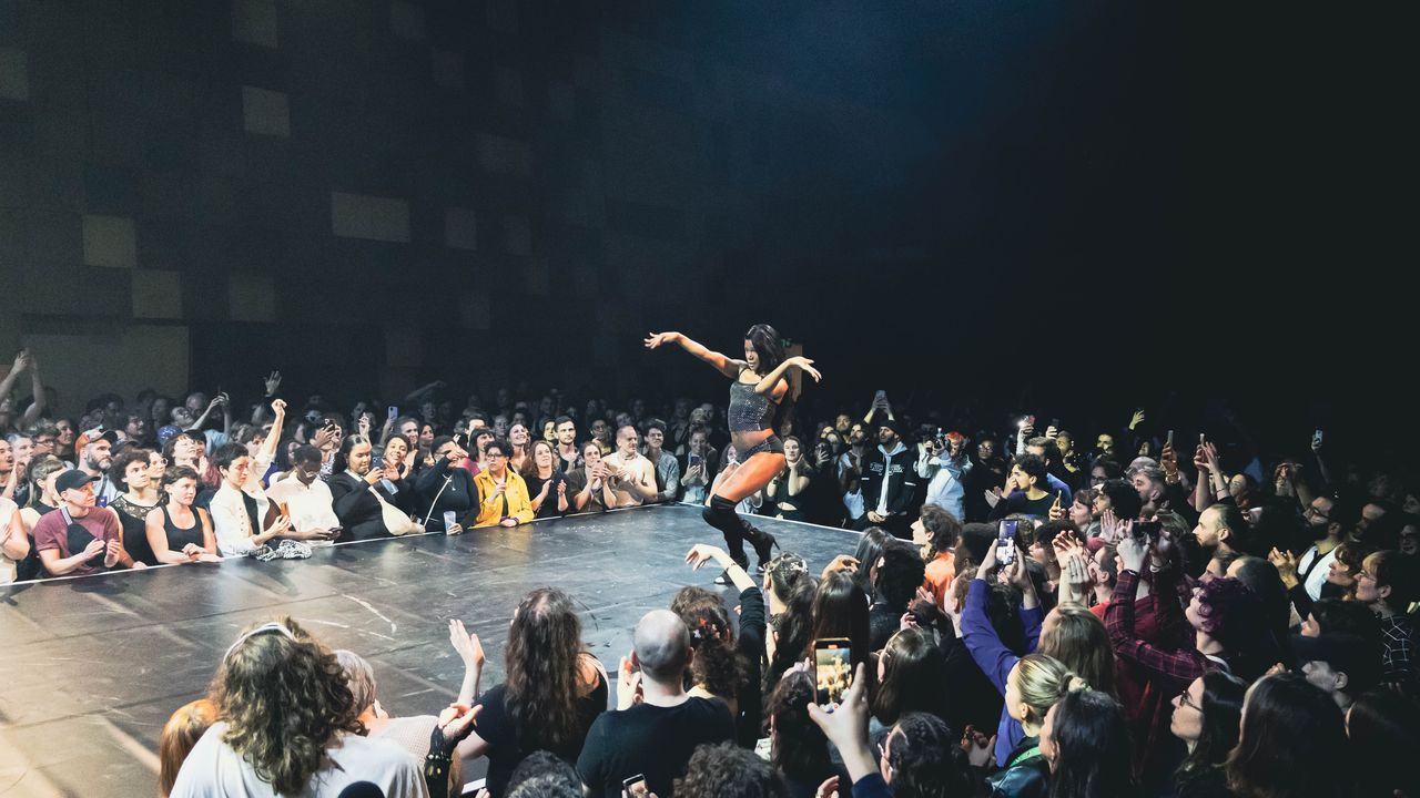 La foule encourage le ball lors d'une performance