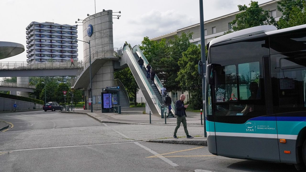 Photo d’un bus à l’arrêt au métro Poterie à Rennes.