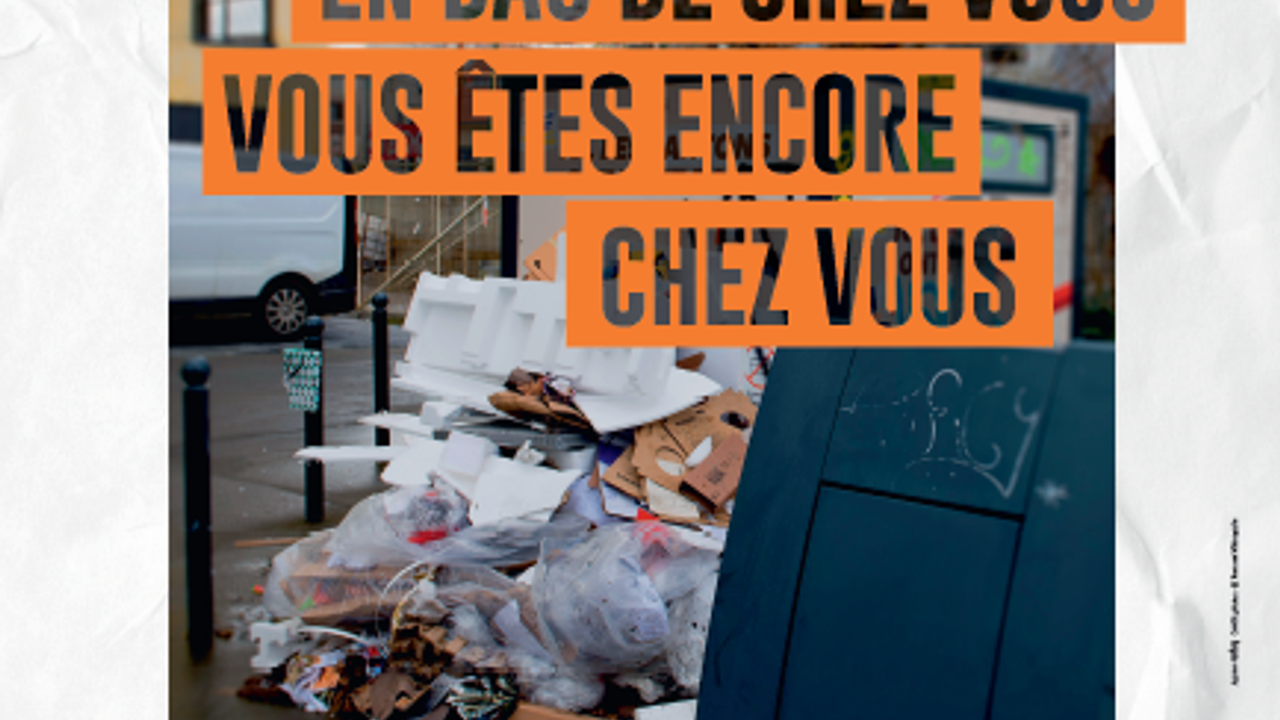 Photo d'un point d'apport volontaire avec des détritus partout aux abords, le message "Quand vous êtes en bas de chez vous, vous êtes encore chez vous" accompagne le visuel.