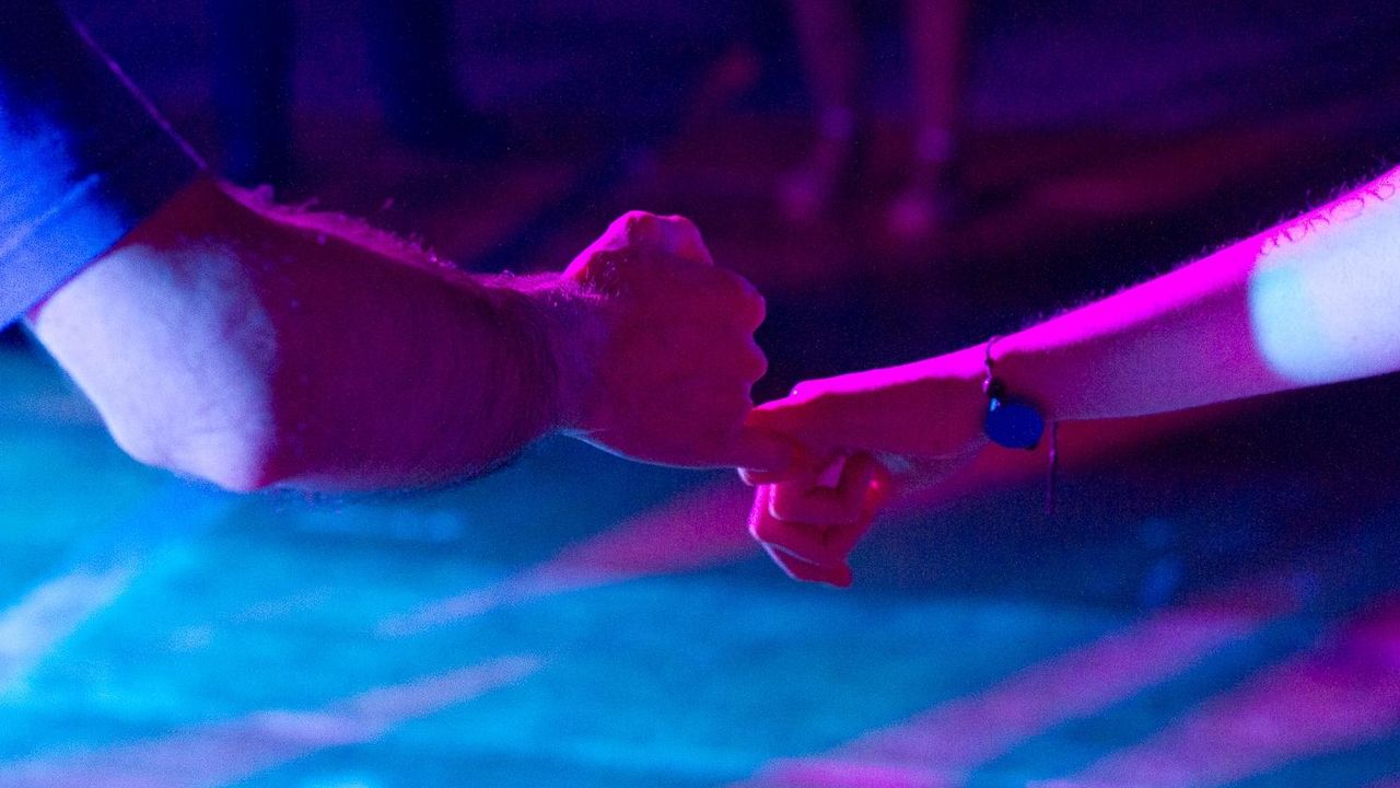 Gros plan sur des mains qui se joignent.