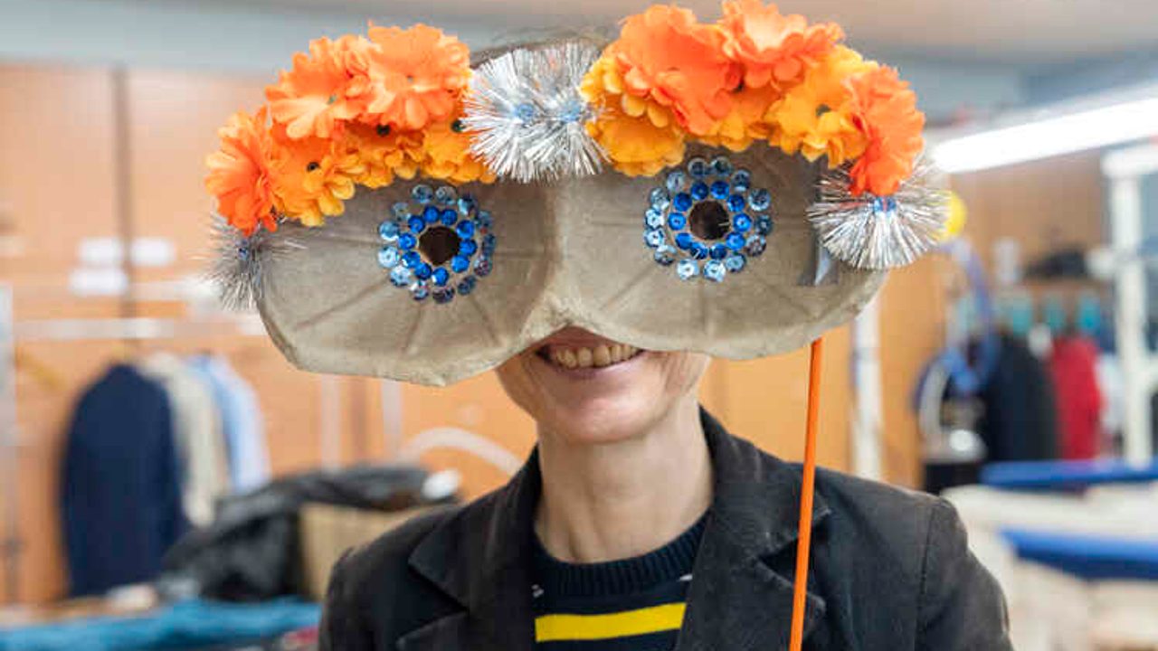 un masque en cagette de melon et paillettes