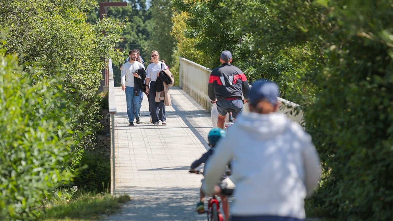 Groupe de personnes de cyclistes et de marcheurs aux prairies Saint-Martin.