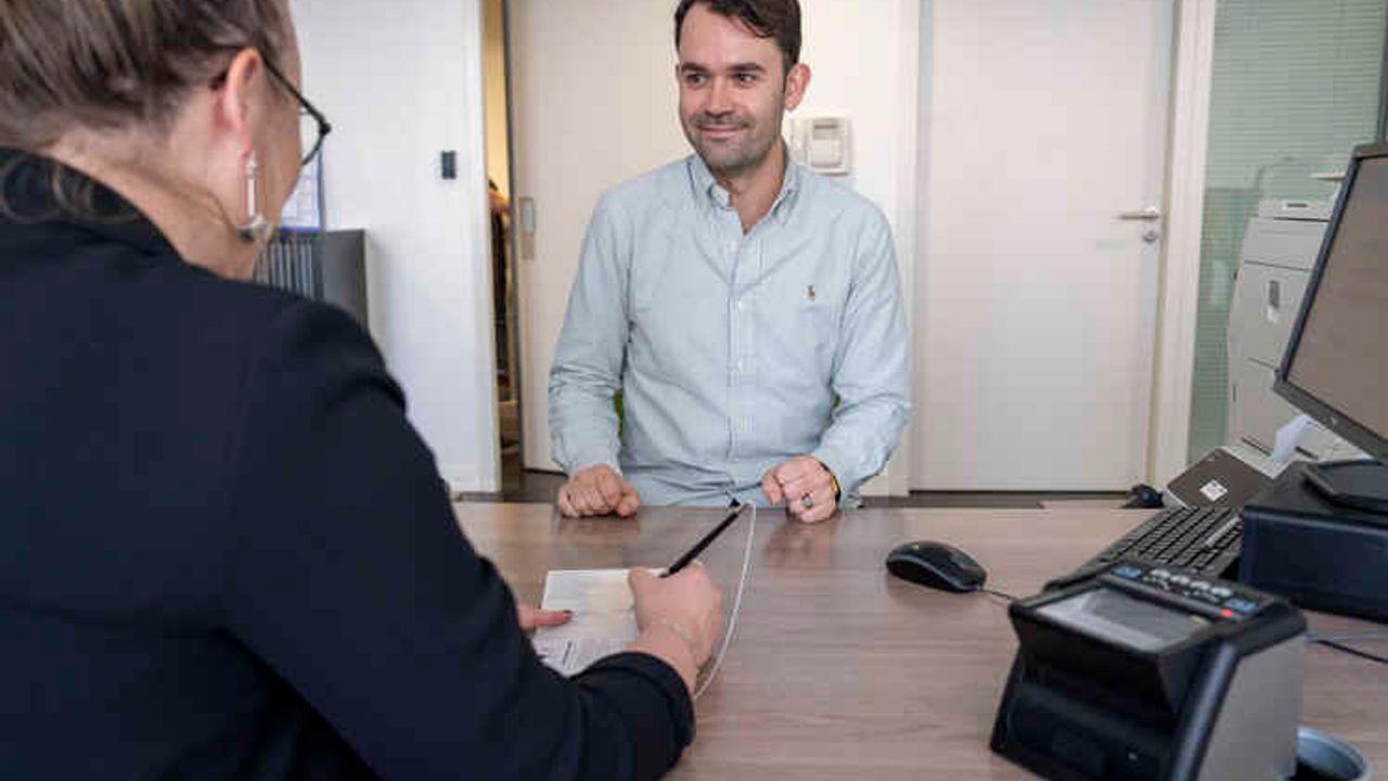 Personne reçue au bureau d'état civil pour effectuer des démarches afin de changer de nom.