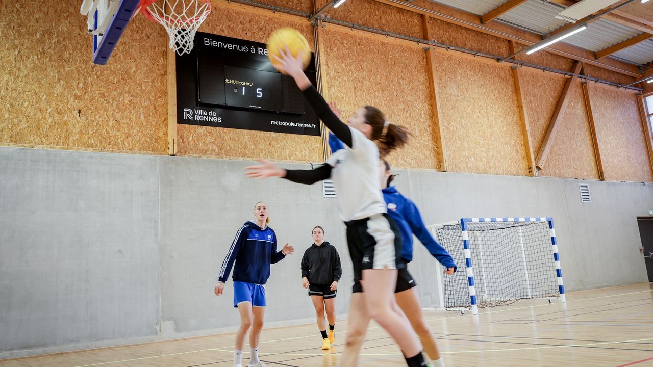Des sportives jouent au basket.
