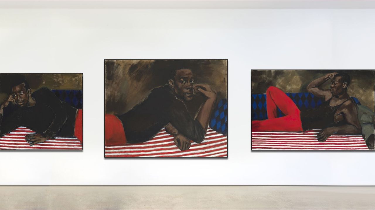 Triptyque d'une peinture représentant un homme allongé sur un canapé rayé portant un pantalon rouge et debardeur noir