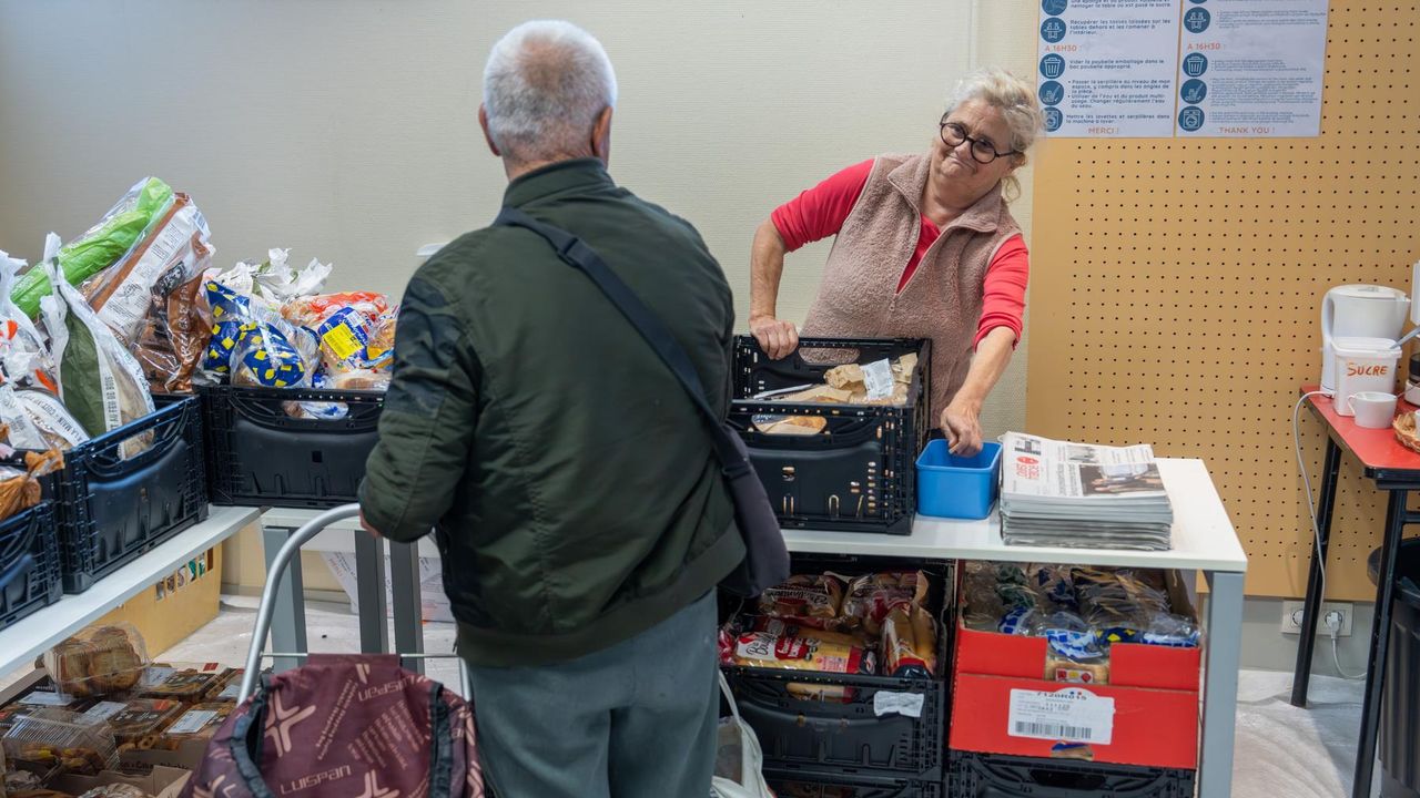 Distribution d'aide alimentaire par l'Association Cœurs résistants