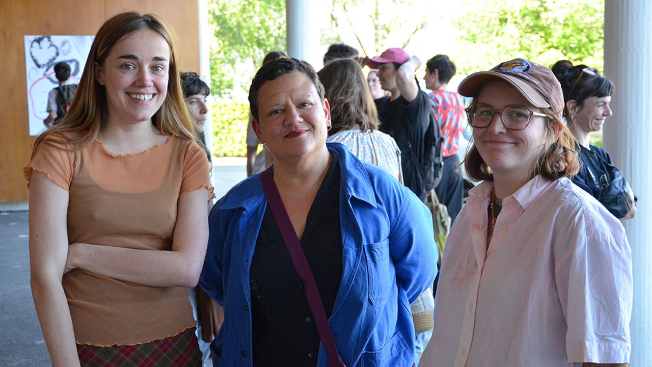 De gauche à droite, les artistes Lucié Férézou, Gabrielle Manglou et Margaux Janisset.