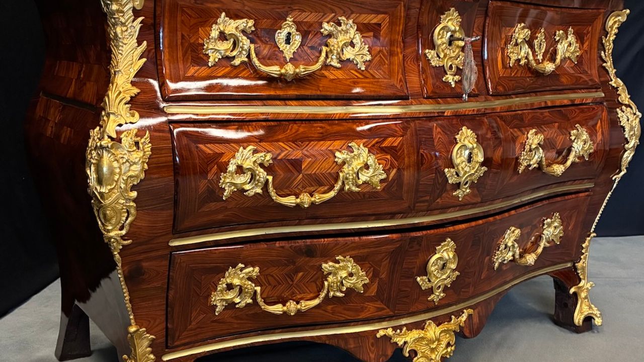 Commode tombeau Louis XV estampillée G. SCHWINGKENS