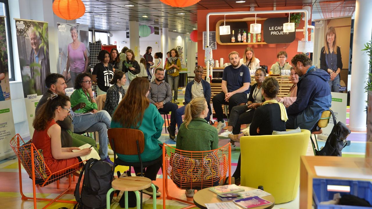 Photo d'un groupe de personne réunies pour le lancement du printemps citoyen.
