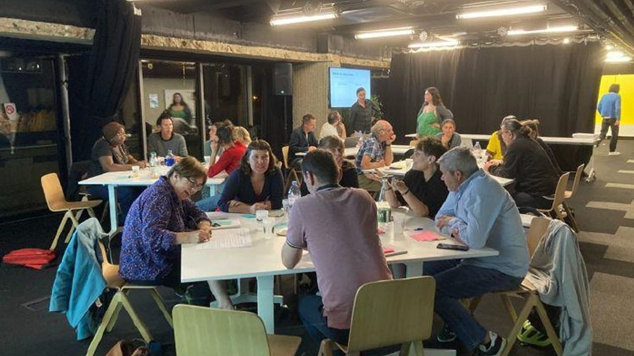 les membres du conseil citoyen du numérique réunis autour d'une table
