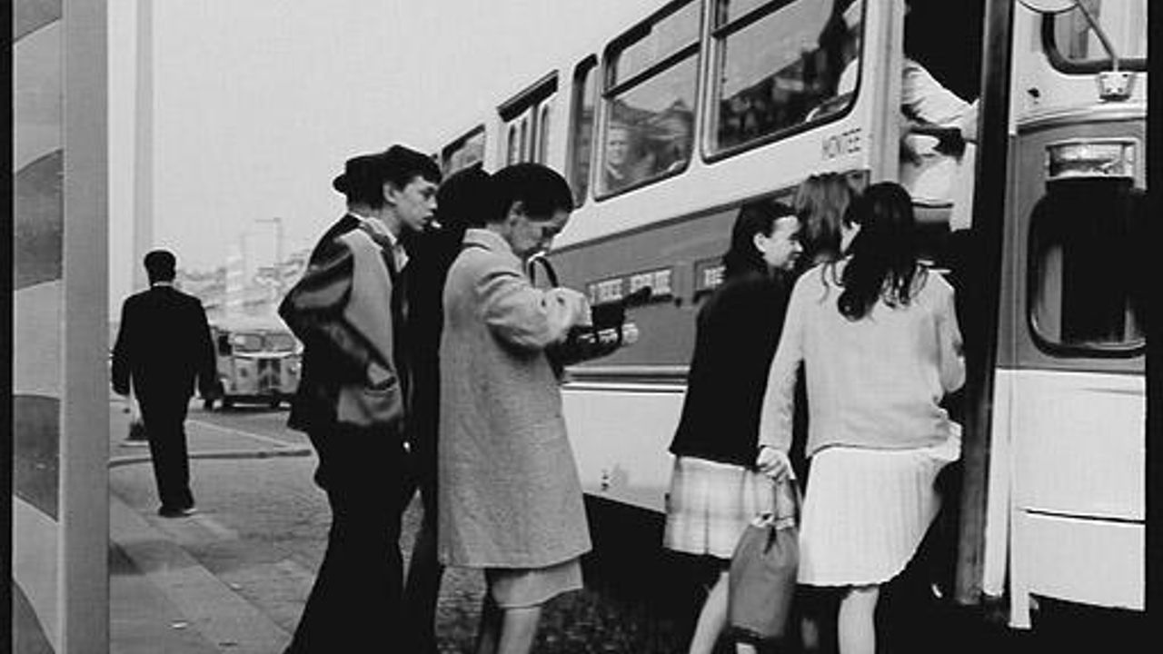 Photo de voyageurs montant dans un bus.