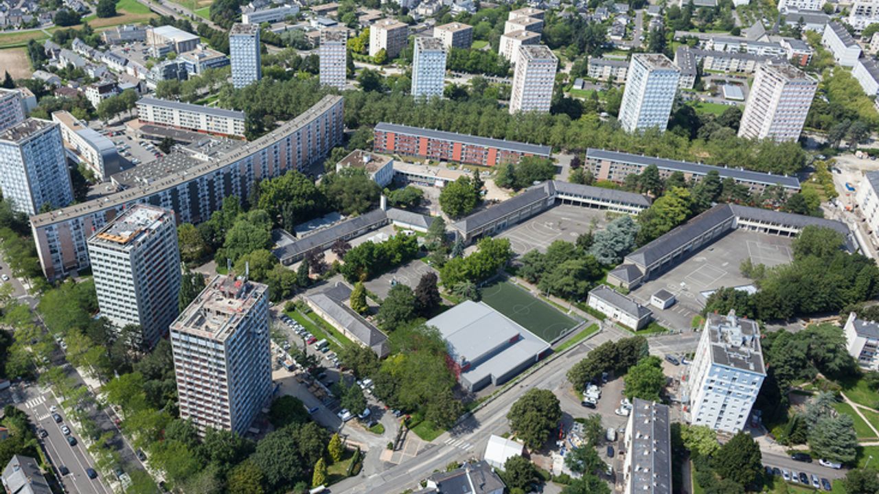 Vue aérienne du quartier Maurepas avec l'école Trégain entourée d'immeubles.