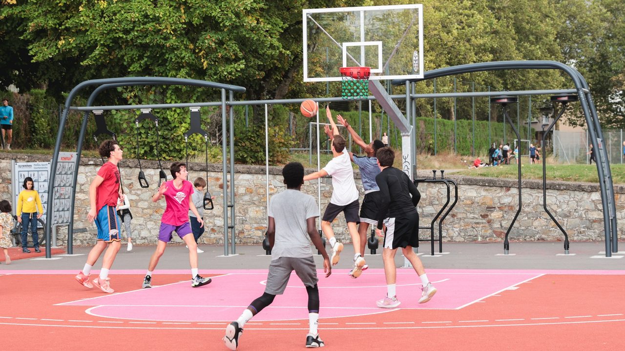 Des jeunes jouent au basket.